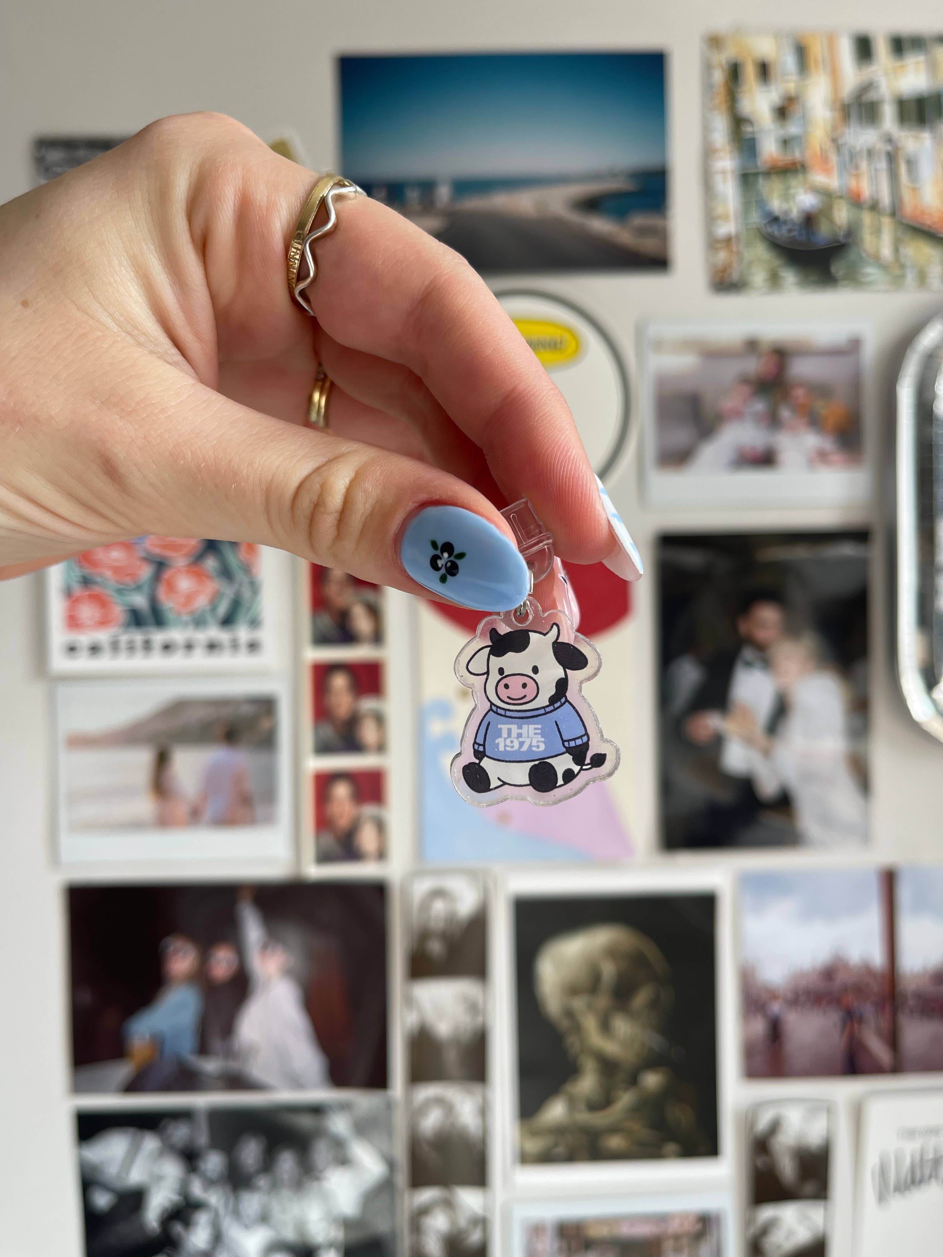 Liv Lee Designs - Wintering Cow E-Reader Charm: 1975 Dust Plug Accessory