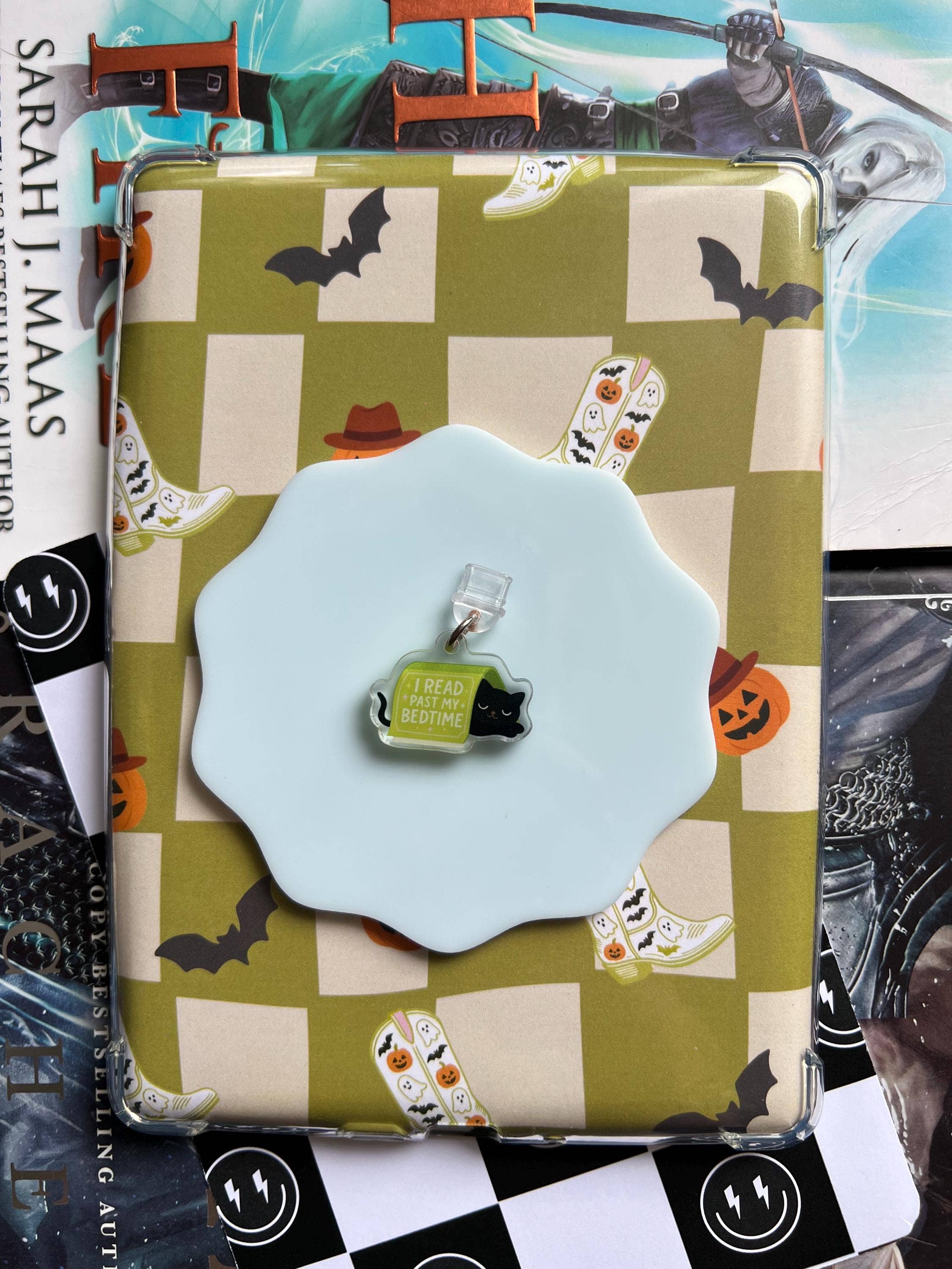 Liv Lee Designs - I Read Past My Bed Time Black Cat E-reader Dust Plug Charm